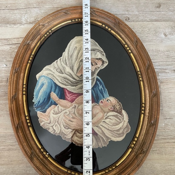 Vintage Needlepoint Art Madonna and Child Framed Oval wood frame - Picture 4 of 9